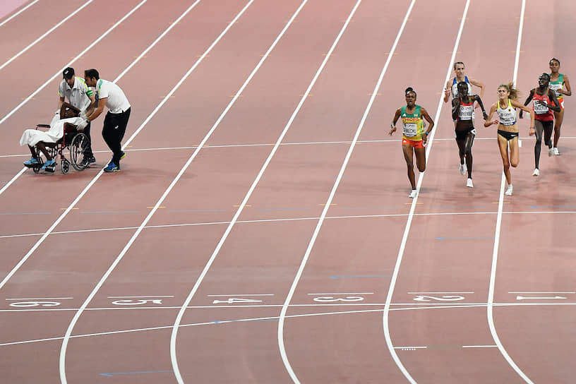 Доха, Катар. Забег на дистанции 5000 м среди женщин в рамках чемпионата мира по легкой атлетике