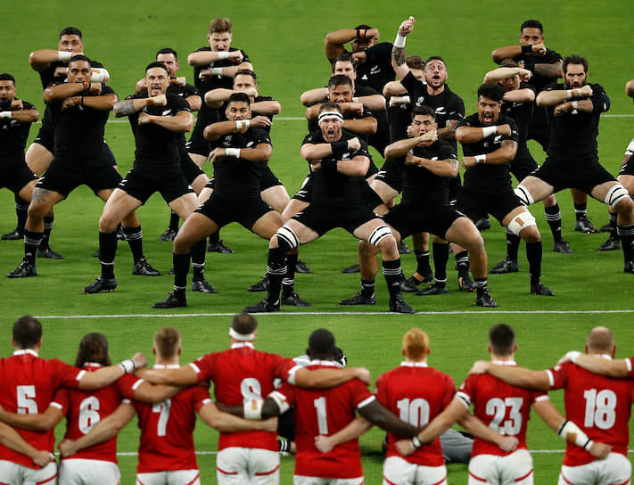Оита, Япония. Новозеландские регбисты исполняют танец хака перед игроками сборной Канады перед матчем чемпионата мира