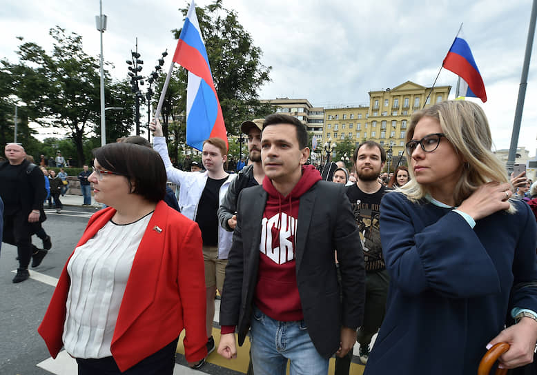Слева направо: незарегистрированные кандидаты в Мосгордуму Юлия Галямина, Илья Яшин и Любовь Соболь
