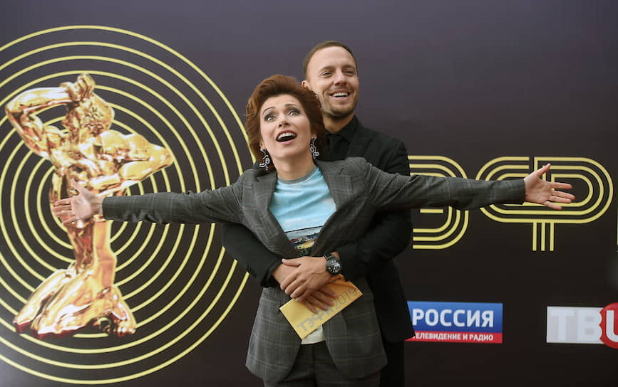 Телеведущие Светлана Зейналова и Тимур Соловьев во время церемонии