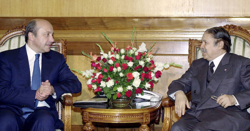 С визита министра иностранных дел РФ Игоря Иванова (слева) в Алжир началось возвращение РФ на Ближний Восток. На фото встреча главы МИД РФ с президентом Алжира Абдель-Азизом Бутефликой (Алжир, октябрь 2001 года) 