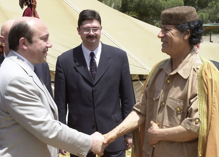 В 2001 году состоялся первый визит главы МИД РФ Игоря Иванова в Ливию. На фото встреча с лидером ливийской революции Муаммаром Каддафи (Триполи, май 2001 года)