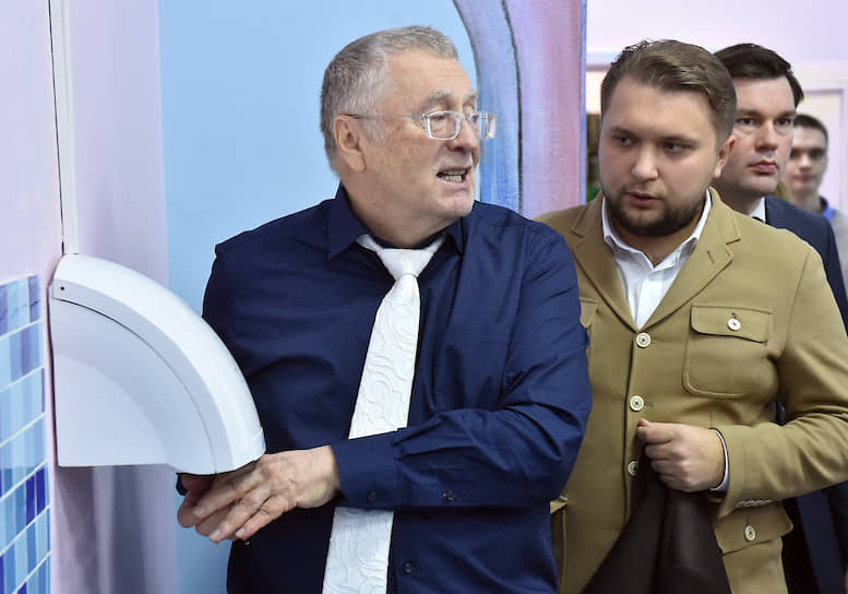 Лидер ЛДПР Владимир Жириновский (слева) и член ЛДПР Борис Чернышов