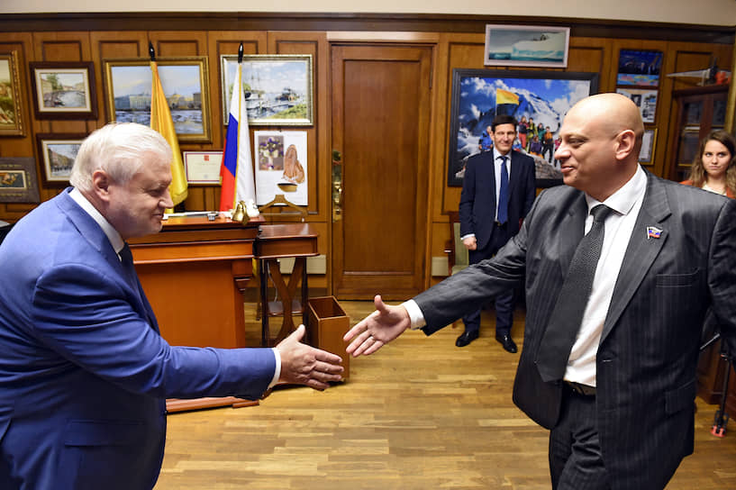 Лидер «Справедливой России» Сергей Миронов (слева) и лидер фракции «Свободный Донбасс» 