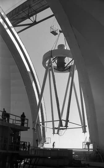 Монтаж крупногабаритных деталей БТА проходил в 1968 году. &lt;br>
На фото: в башню заносят трубу телескопа 