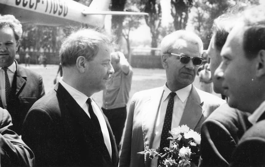 Строительство крупнейшего в мире телескопа контролировалось лично главой Академии наук СССР академиком Мстиславом Келдышем (справа). На фото — с академиком Львом Арцимовичем в 1969 году во время поездки к месту строительства БТА