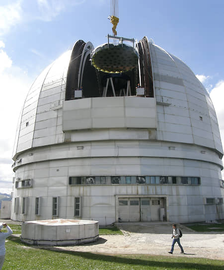 Самое тяжелое зеркало телескопа в мире заносится в купол БТА. 2018 год