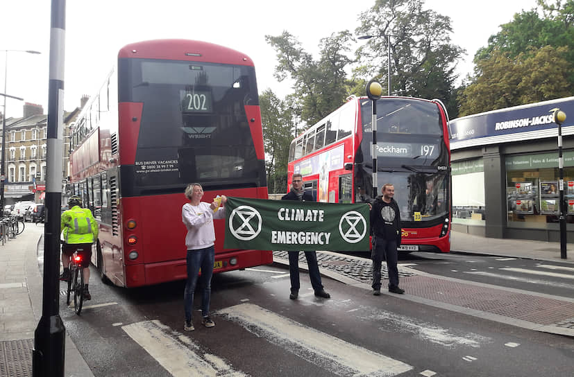 Активисты блокируют движение транспорта 