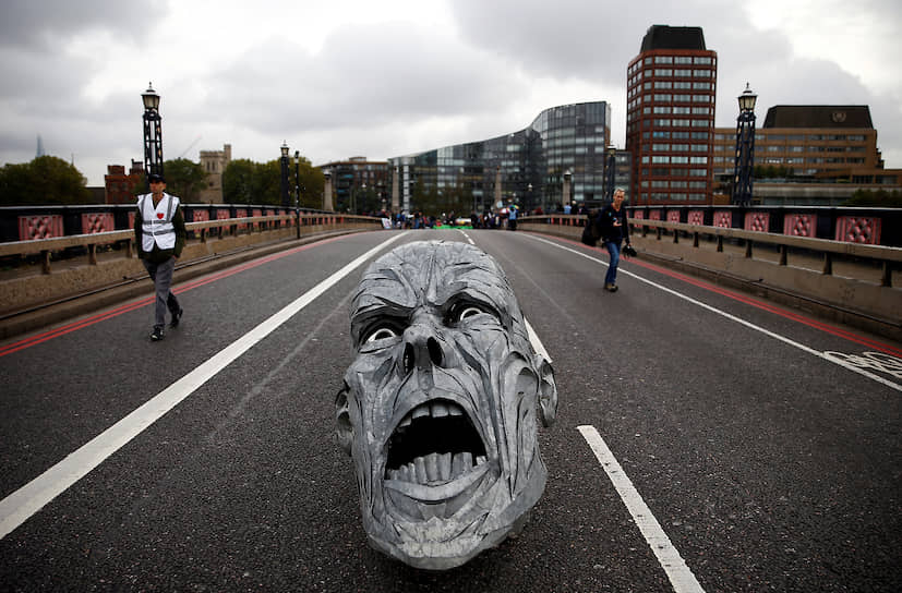 Лондон, Великобритания. Экологические активисты и созданная ими скульптура на Ламбетском мосту