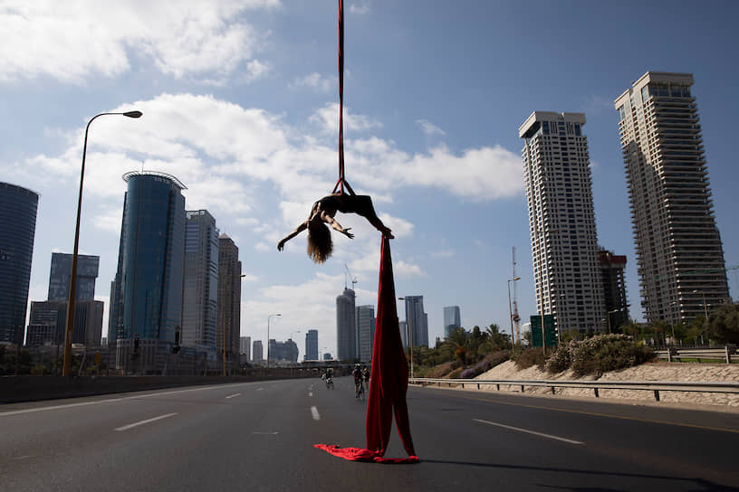 Тель-Авив, Израиль. Акробатка выступает во время праздника Йом-Кипур