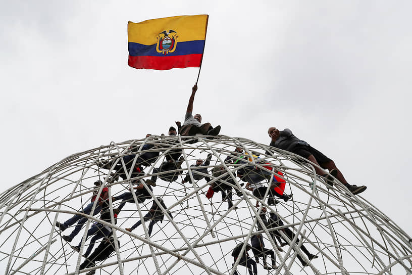 Кито, Эквадор. Участники антиправительственной акции протеста с национальным флагом