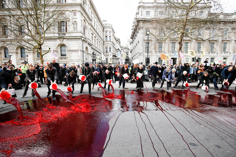 Экоактивисты из движения Extinction Rebellion заливали кроваво-красной краской улицу перед резиденцией премьер-министра Великобритании