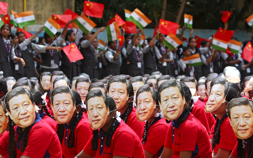 Ченнай, Индия. Студенты в масках с изображением председателя КНР Си Цзиньпина в преддверии неформальной встречи лидеров двух стран