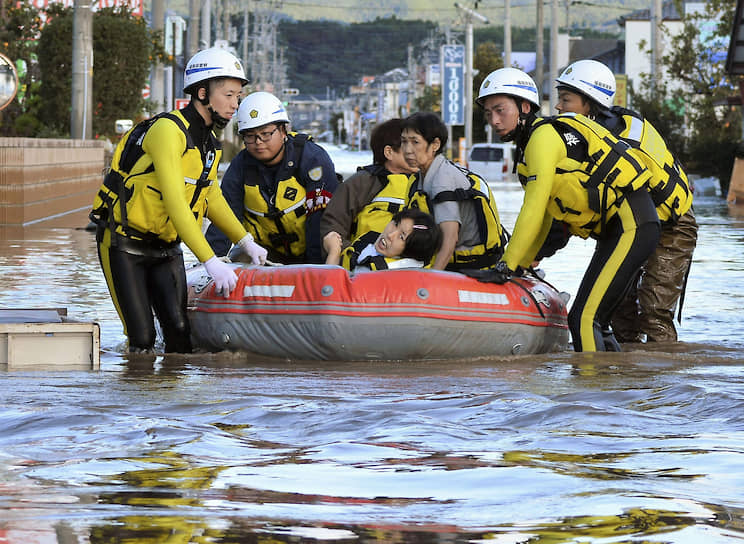 Премьер-министр Японии Синдзо Абэ сообщил о создании чрезвычайной оперативной группы, чтобы получить полную картину ущерба и принять все возможные меры для спасения жизни людей