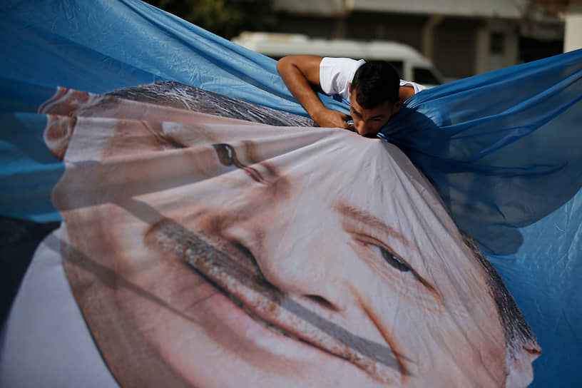 Акчакале, Турция. Мужчина целует баннер с изображением президента Реджепа Тайипа Эрдогана во время акции в поддержку военной операции в Сирии