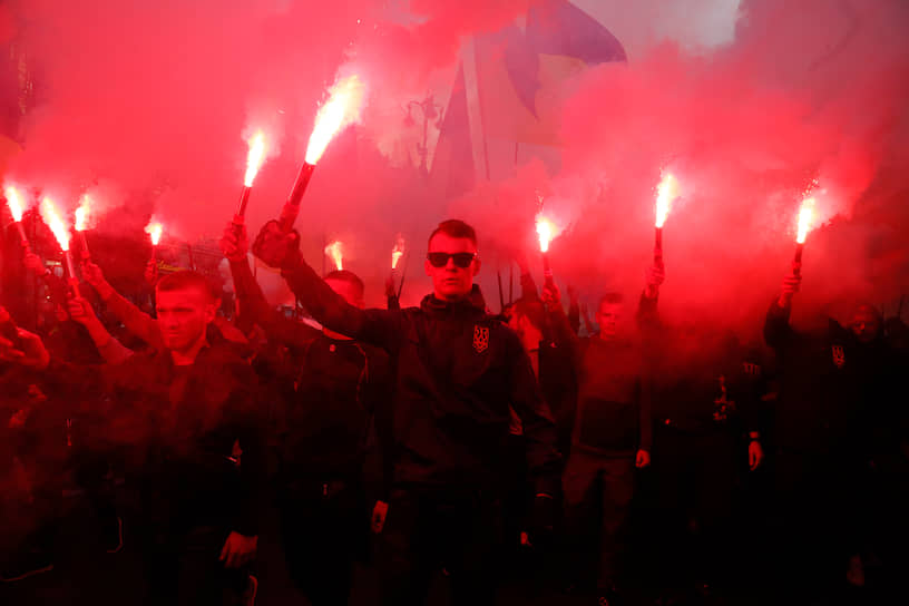 Киев, Украина. Украинские националисты во время марша 