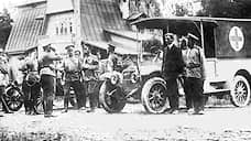 1910-е годы. Император Николай II (в центре) осматривает санитарный автомобиль White GBE, доставленный из США для российского Красного Креста