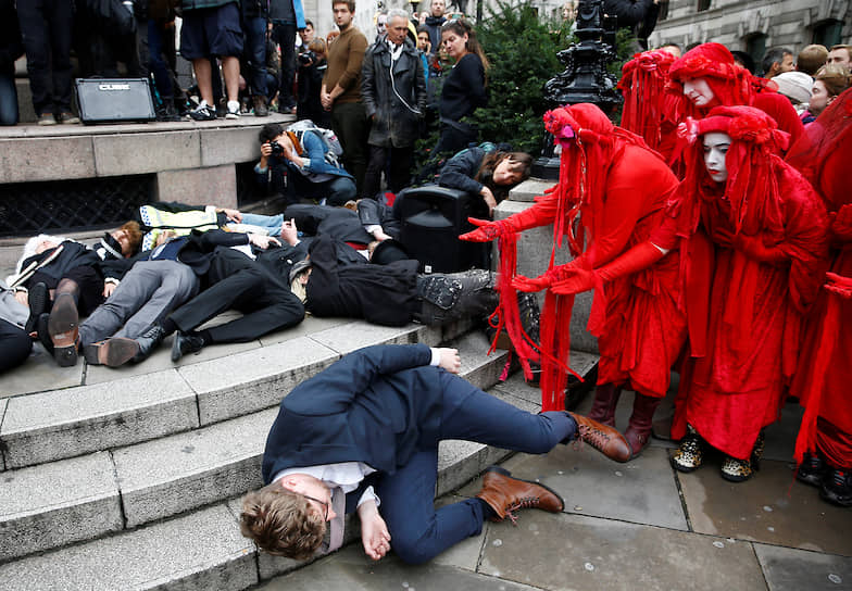 Лондон, Великобритания. Участники социально-политического движения «Восстание против вымирания» во время демонстрации  