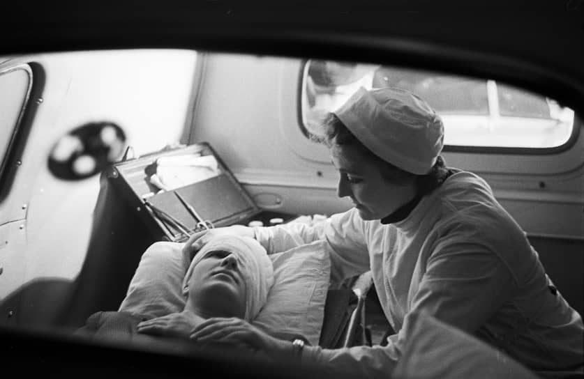 В 1960-х годах были также созданы неврологические (инсультные), гематологические, токсико-терминальные бригады скорой помощи&lt;br>На фото: фельдшер  сопровождает больного в машине скорой, 1962 год