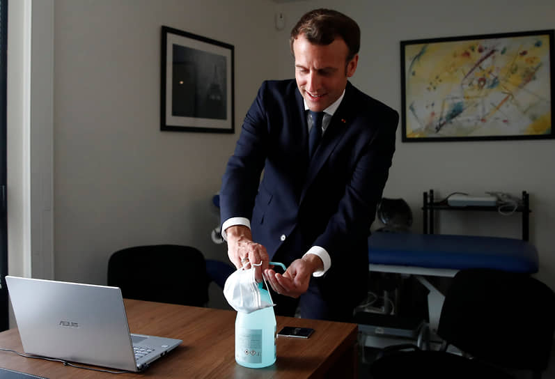 2020 год. Президент Франции Эмманюэль Макрон дезинфицирует руки во время посещения медцентра в городе Пантен