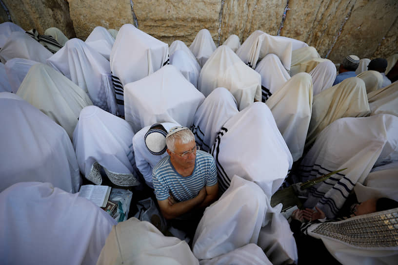 Иерусалим, Израиль. Покрытые молитвенными платками иудеи во время праздника Суккот