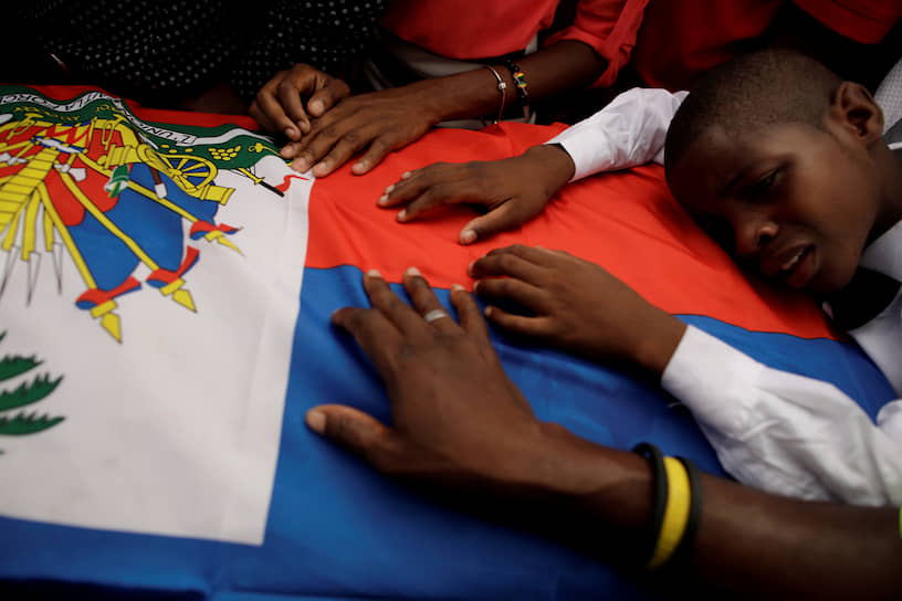 Порт-о-Пренс, Гаити. Мальчик на похоронах