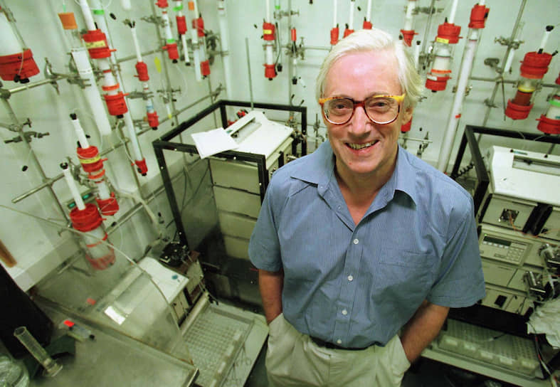 Британский химик сэр Джон Эрнест Уокер, получив четверть призовых денег Нобелевской премии 1997 года, оплатил ими высшее образование своим дочерям Эстер и Мириам
