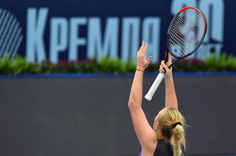 Российская теннисистка Анастасия Потапова во время матча первого круга одиночного разряда среди женщин против россиянки Анны Калинской