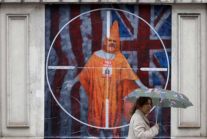 Лондон, Великобритания. Стрит-арт, изображающий Джулиана Ассанжа около суда, где основатель WikiLeaks, как ожидается, даст показания