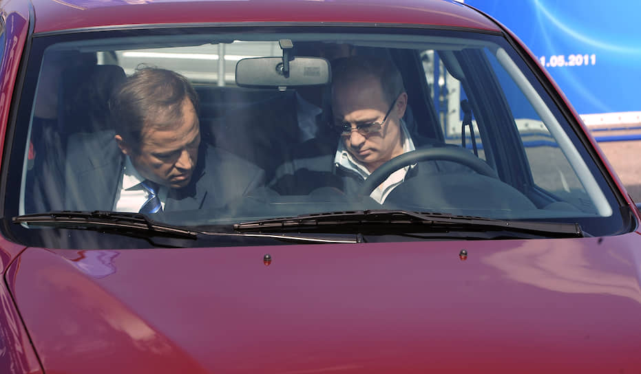 11 мая 2011 года в Тольятти премьер Владимир Путин опробовал новую модель АвтоВАЗа Lada Granta. Открыть багажное отделение вышло лишь со второй попытки, а завести автомобиль — с пятой. &lt;br> На фото с Владимиром Путиным — тогдашний директор АвтоВАЗа Игорь Комаров (слева) 