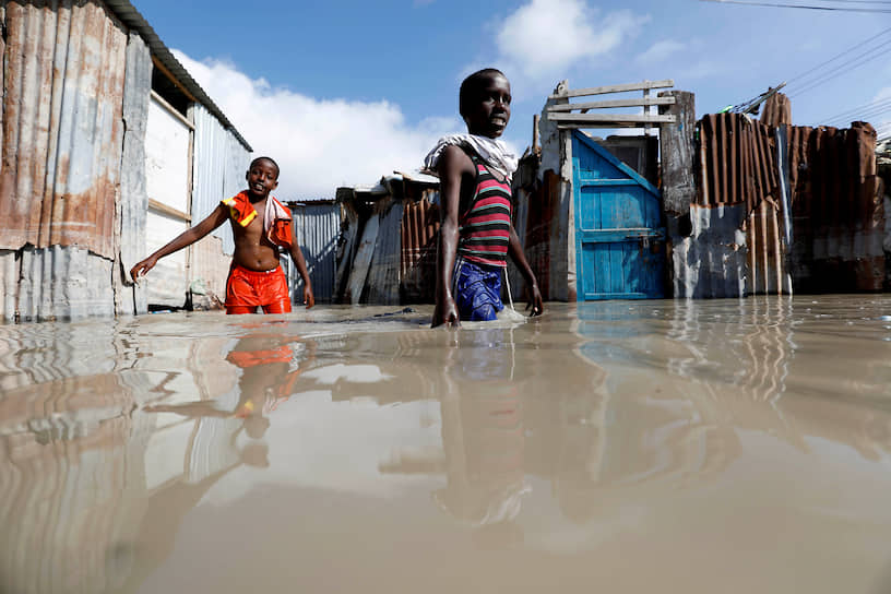 Могадишо, Сомали. Дети на затопленной после проливных дождей улице
