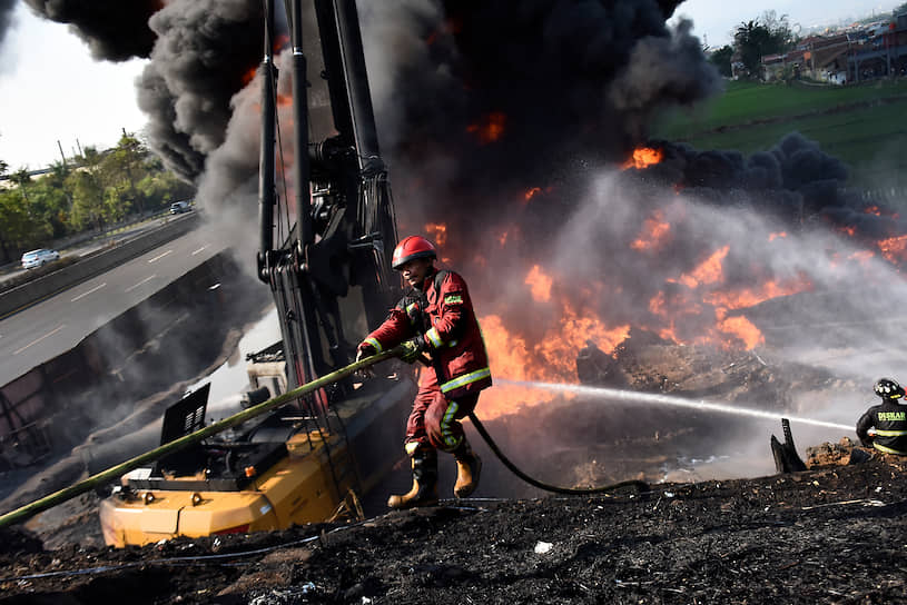 Чимахи, Индонезия. Пожарные пытаются потушить возгорание на нефтепроводе