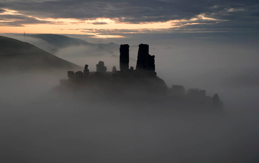 Графство Дорсет, Великобритания. Восход солнца над руинами замка Корф