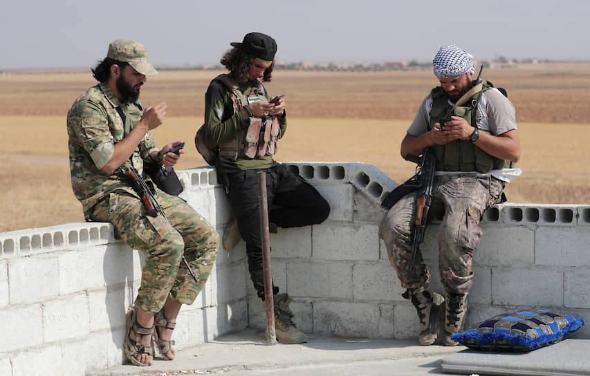 Телль-Абъяд, Сирия. Сирийские повстанцы, поддерживаемые Турцией, возле границы