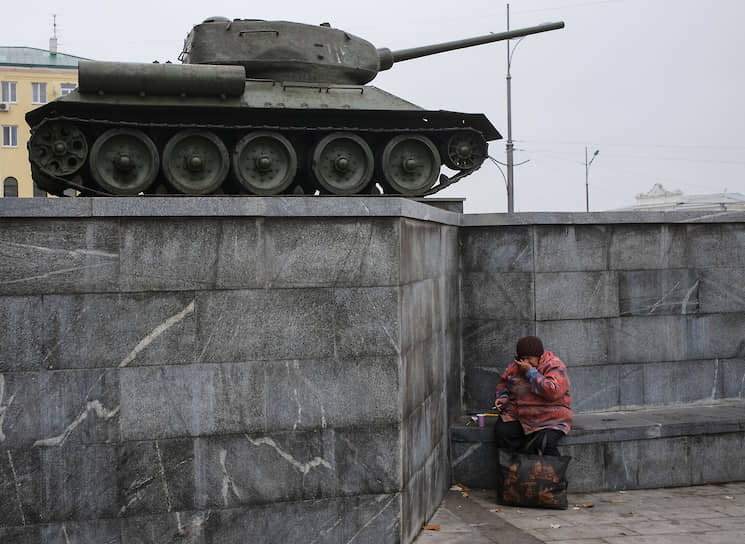 Харьков, Украина. Женщина возле советского танка Т-34