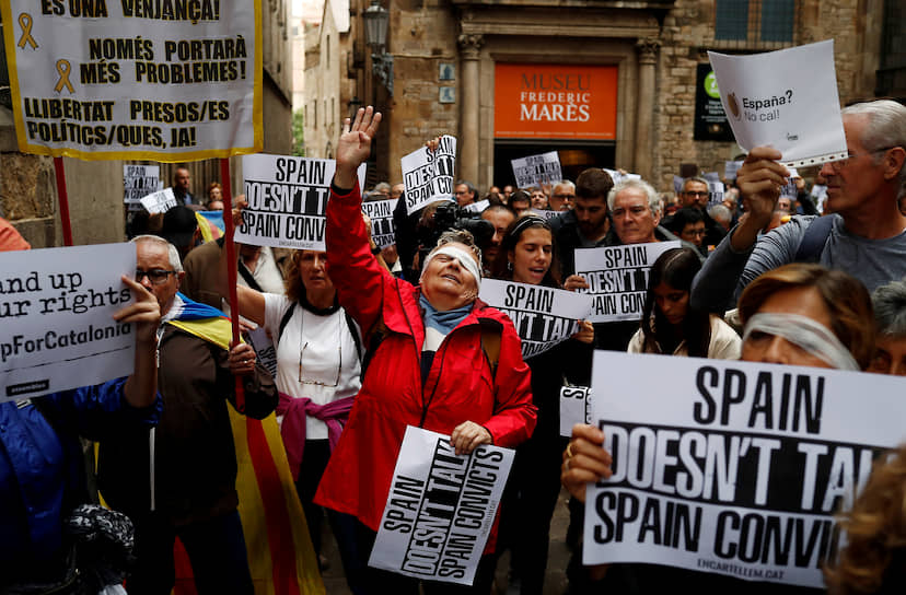 Барселона, Испания. Активисты во время митинга за независимость Каталонии