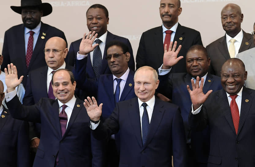 Слева направо в первом ряду: сопредседатель саммита президент Египта Абдель Фаттах ас-Сиси, президент России Владимир Путин и президент ЮАР Сирил Рамафоза во время церемонии совместного фотографирования 