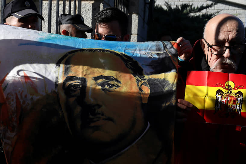Мадрид, Испания. Сторонники Франсиско Франко с его портретом на кладбище, где перезахоронили останки диктатора