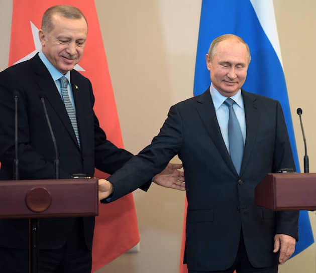 Сочи, Россия. Президент России Владимир Путин и его турецкий коллега Реджеп Тайип Эрдоган (слева) во время пресс-конференции