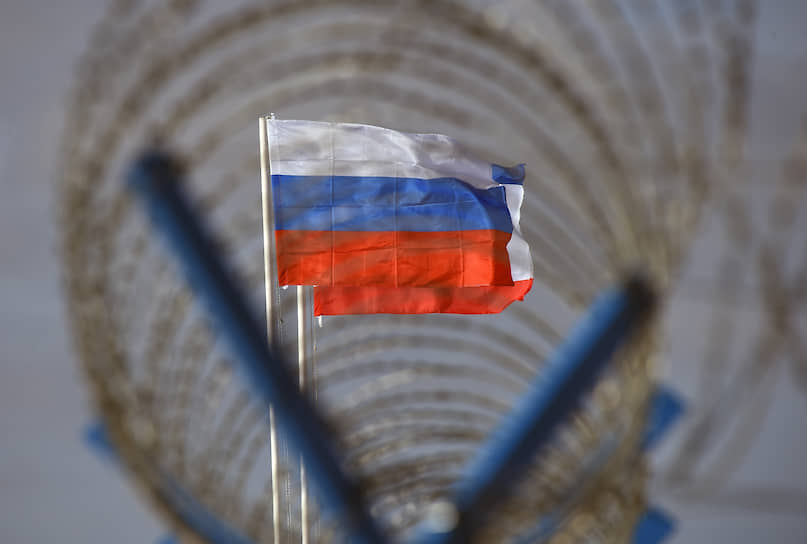 Российский флаг во время церемонии запуска подачи газа с материковой части России в Крым