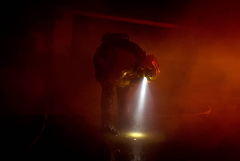 Лос-Анджелес, США. Пожарный пытается отдышаться 