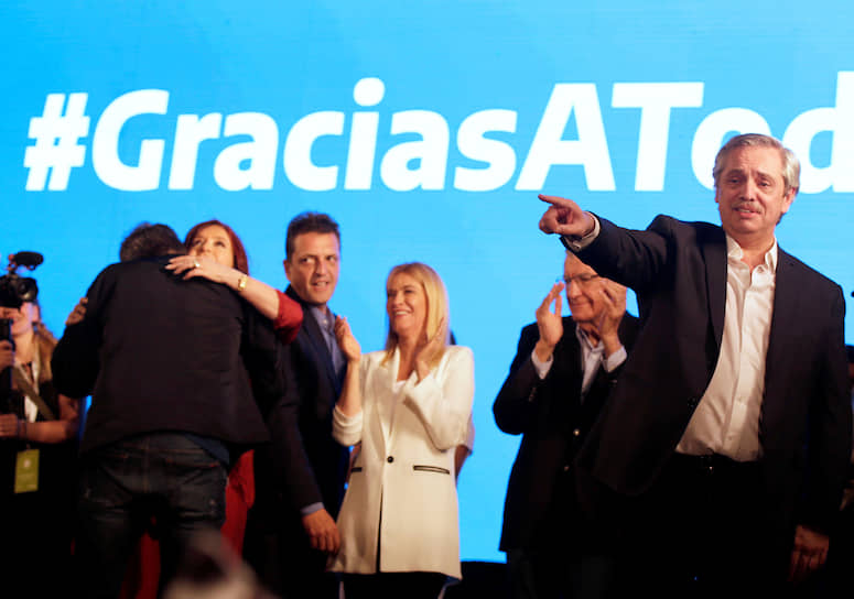 Кандидат в президенты Аргентины Альберто Фернандес (справа)