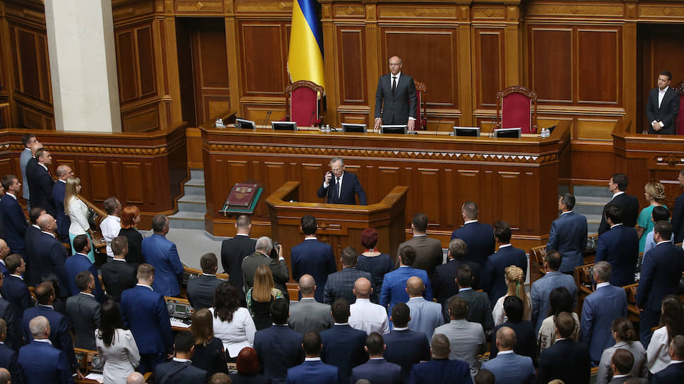 Председатель Верховной рады Украины Андрей Парубий (вверху)