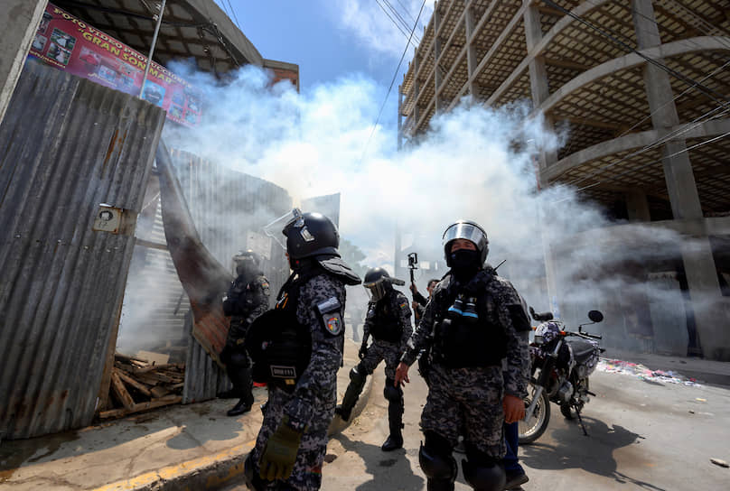 Кочабамба, Боливия. Полиция применила слезоточивый газ во время акции протеста