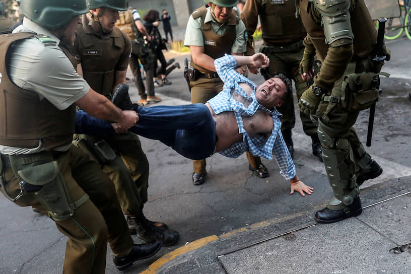 Сантьяго, Чили. Полицейские задержали участника антиправительственной акции протеста