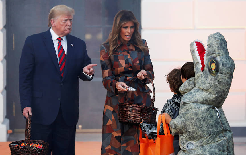 Вашингтон, США. Дональд Трамп с женой Меланией раздают конфеты детям в преддверии Хэллоуина