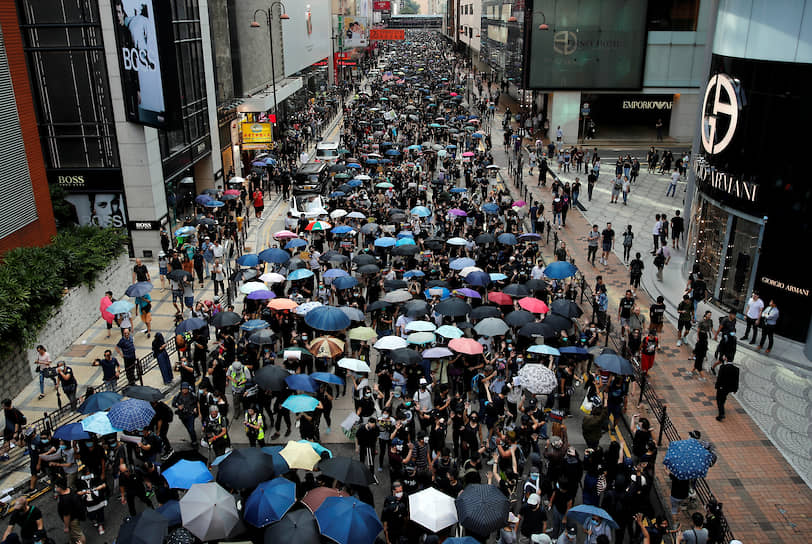 23 октября правительство Гонконга официально отозвало законопроект об экстрадиции, но протесты не закончились. Участники акций требуют расследования действий силовиков во время демонстраций, изменения избирательного права и отставки главы администрации Гонконга Кэрри Лэм
