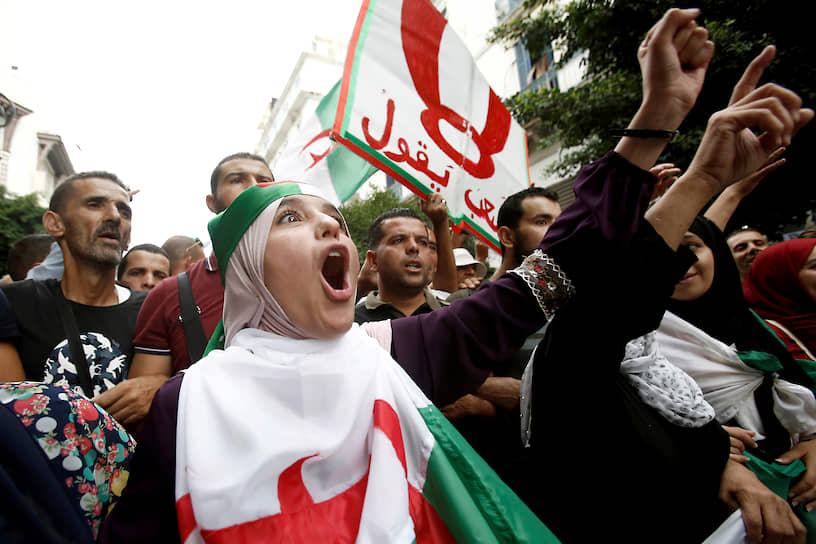 С начала октября десятки тысяч протестующих выходят на улицы Алжира с требованиями отставки временного президента страны Абделькадера Бенсалаха. Манифестанты также выступают против того, чтобы выборы, намеченные на 12 декабря, проводились по сценарию властей