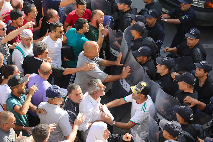 Участники акций протеста считают выдвижение бывшим премьер-министром Алжира Али Бенфлисом своей кандидатуры для борьбы за высший пост «уловкой» правящего режима, желающего сохранить текущее положение вещей, устроив «выборный маскарад»
