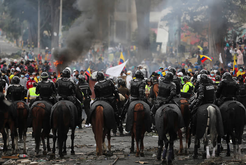 Работники сферы транспорта Эквадора объявили забастовку по всей стране, а манифестанты начали перекрывать крупные автомагистрали. 4 октября власти страны ввели режим чрезвычайного положения